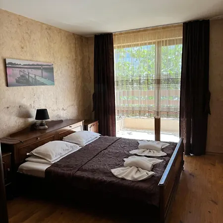 Robinson Elenite First Line Apartment